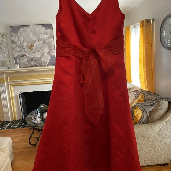 David's Bridal:RED AND WHITE WEDDING DRESS w/ONE BRIDESMAID AND TWO FLOWER GIRL - Picture 11 of 16